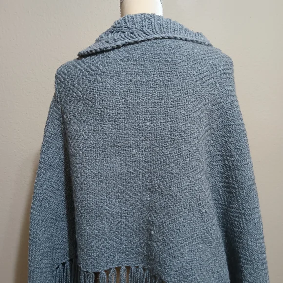 Chic Gray and Burgundy Women's Poncho Set - Picture 9 of 10